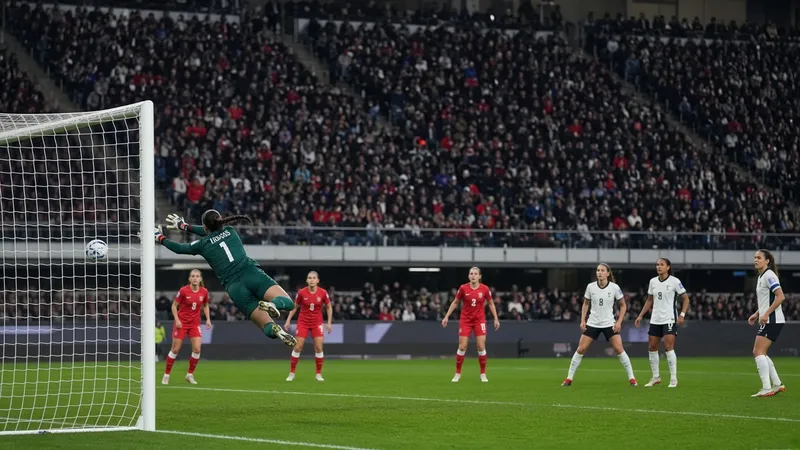 La portera de España para un penalti en el Audi Field